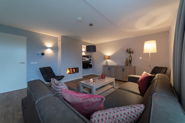 Charming Beveland: luxe vakantiehuis met jacuzzi en sauna aan het water - thumbnail 1