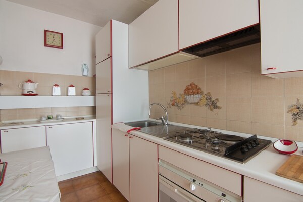 Licht appartement op begane grond met privéterras en zwembad in de heuvels - thumbnail 5