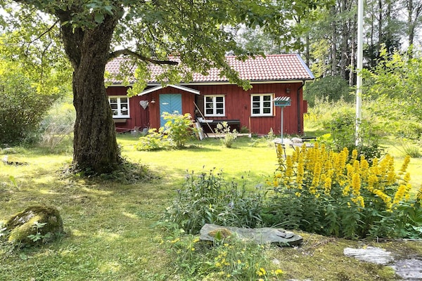 Charmant rood vakantiehuis bij bos en waterval in Uddevalla - thumbnail 1