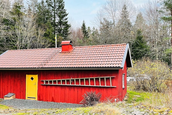 Charmant rood vakantiehuis bij bos en waterval in Uddevalla - thumbnail 6