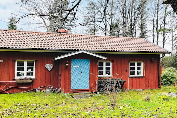 Charmant rood vakantiehuis bij bos en waterval in Uddevalla - thumbnail 1