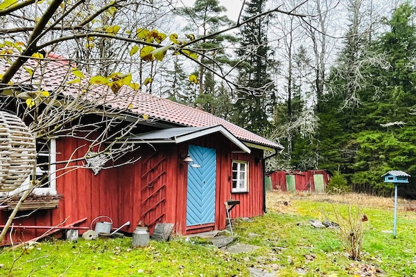 Charmant rood vakantiehuis bij bos en waterval in Uddevalla - thumbnail 3