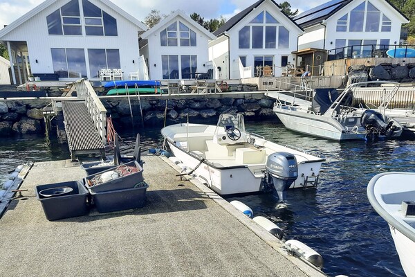 Luxe vissershuis op Huglo: panoramisch fjordzicht, 4 slaapkamers en privé-steiger - thumbnail 1