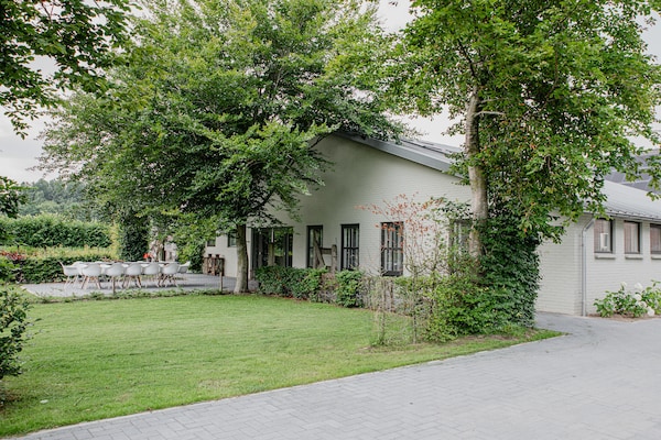 Dorpswoning De Volbloed – Luxe groepsaccommodatie in bosrijk Leende - thumbnail 1