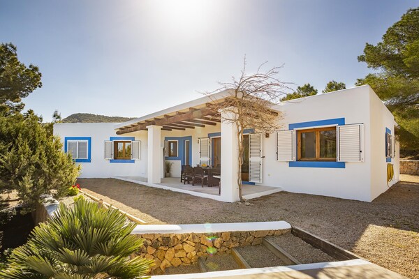 Landhuis Ses Savines: authentiek Ibiza met privézwembad bij San José - thumbnail 1