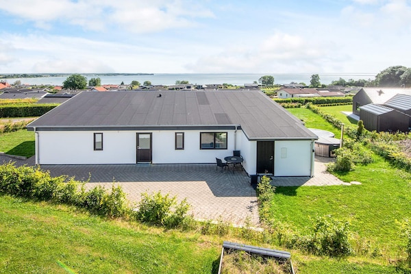 10-persoons vakantiehuis in Sjølund op 450 m van het strand - thumbnail 1