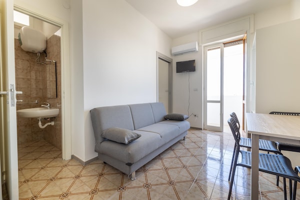 Aan het strand: Licht appartement in Baia Verde voor 3 personen - thumbnail 1