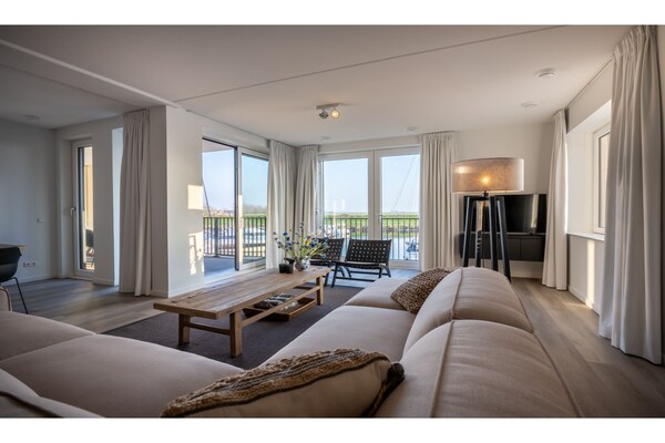 Harbour Loft 1K: luxe Marina-appartement met panoramisch havenzicht - thumbnail 1
