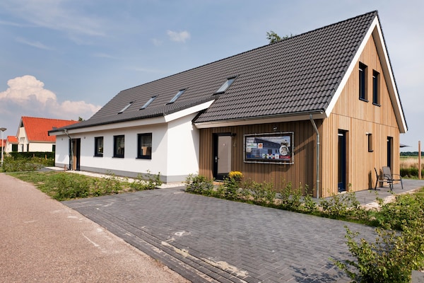 Pallertshuis: Luxe wellnessvilla aan het water voor 24 gasten in Groningen - thumbnail 1