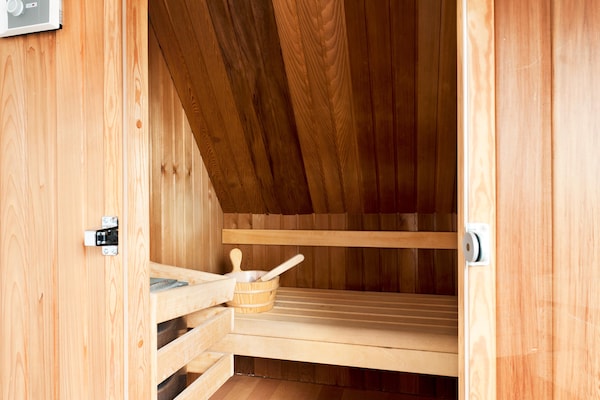 Luxe wellnessbungalow met sauna en buitenspa aan het water in hartje Friesland - thumbnail 4