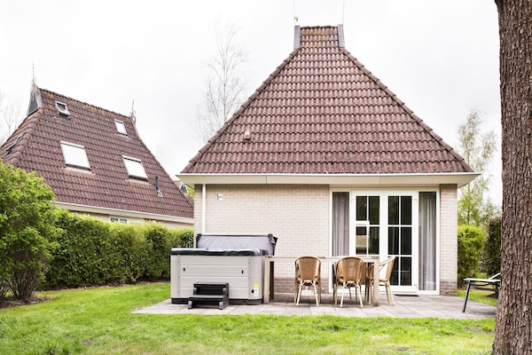 Luxe wellnessbungalow met sauna en buitenspa aan het water in hartje Friesland - thumbnail 1