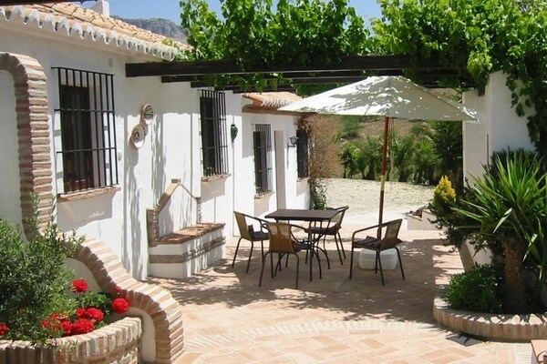 Romantisch vakantiehuis op ecologische finca met zwembad nabij Antequera - thumbnail 2