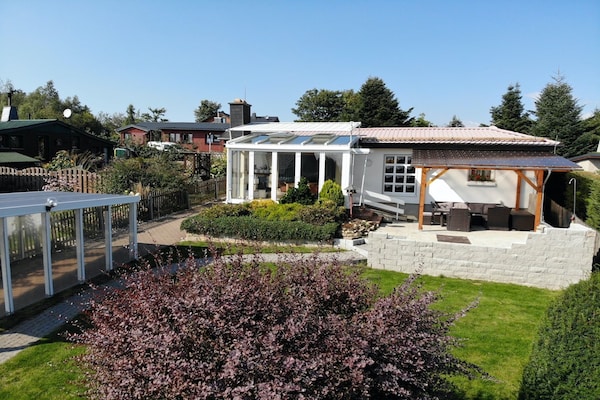 Bosrijke vrijstaande bungalow met serre, open haard en omheinde tuin in Friedrichsbrunn - thumbnail 1