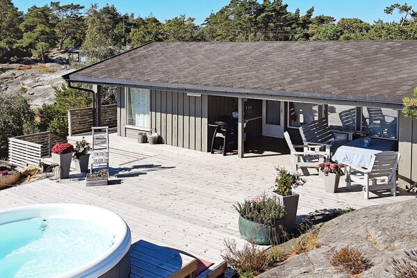 Ruim vakantiehuis met whirlpool en zeezicht bij Søndeled - thumbnail 1