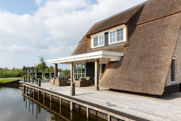Luxe watervilla met sauna en privésteiger aan de Friese Meren - thumbnail 1