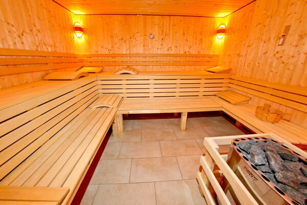 Ruim 16-persoons appartement in het bos bij Erndtebrück met sauna en tuin - thumbnail 4
