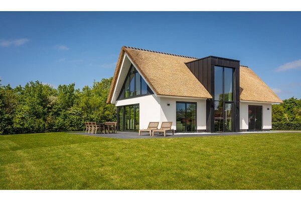 Luxe villa bij De Cocksdorp met uitzicht op vuurtoren en Waddenzee - thumbnail 1