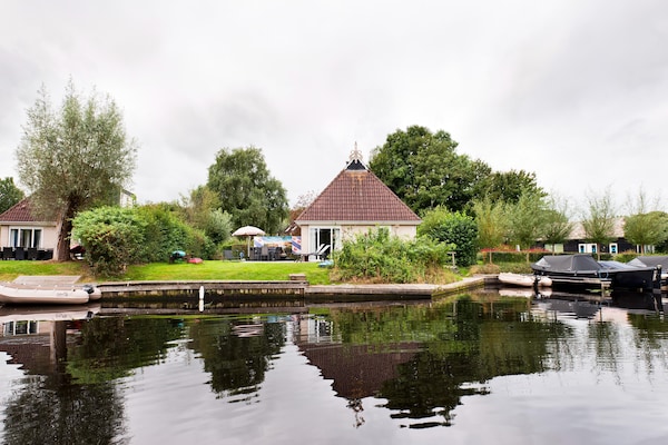 Wiid Wellness: luxe vakantiehuis met sauna en buitenspa aan het water in Friesland - thumbnail 1