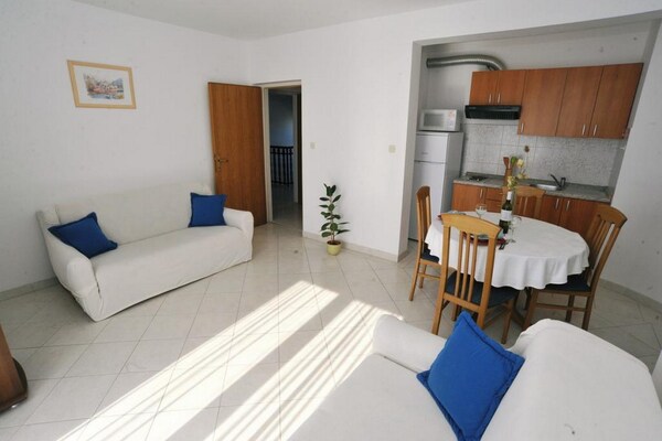 Appartement met balkon op 200 meter van het strand in Privlaka - thumbnail 1