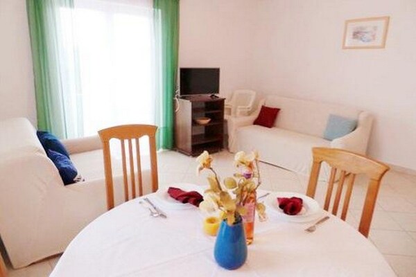 Appartement met balkon op 200 meter van het strand in Privlaka - thumbnail 4