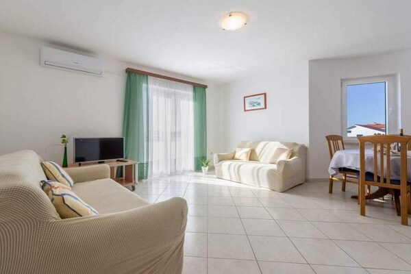 Knus appartement voor 4 met balkon, vlakbij strand in Sabunike - thumbnail 1