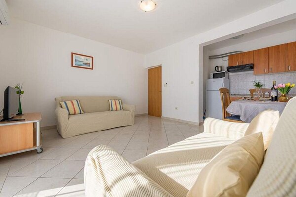 Rustiek appartement nabij strand in Sabunike met balkon - thumbnail 1
