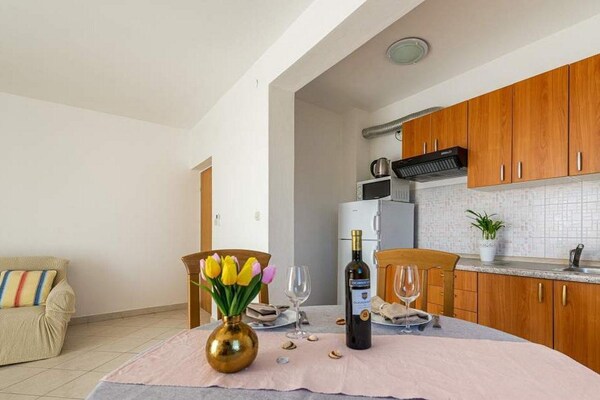 Rustiek appartement nabij strand in Sabunike met balkon - thumbnail 4