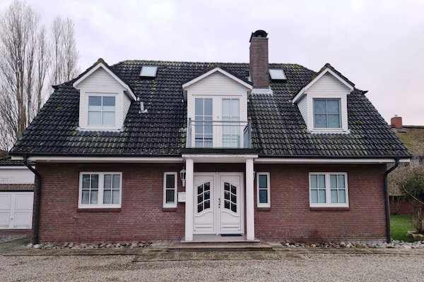 Luxe vrijstaande villa met sauna en grote tuin op 3 km van strand - thumbnail 1