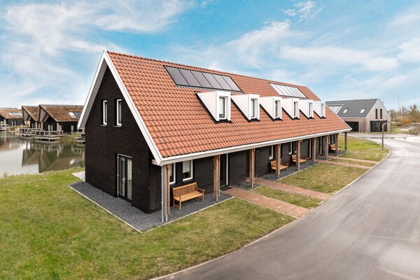 Modern vakantiehuis aan water op Resort Nieuwvliet-Bad, 1,2 km van zee - thumbnail 1