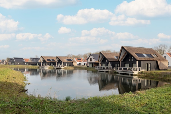 Luxe vrijstaand vakantiehuis met waterzicht in Resort Nieuwvliet-Bad - thumbnail 1