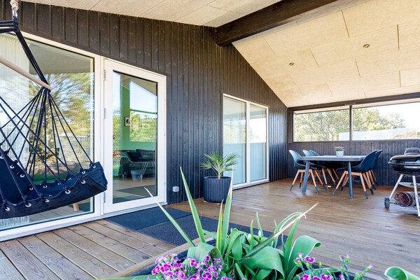 Modern vakantiehuis in Saltum met houtschoorsteen en tuin - thumbnail 1