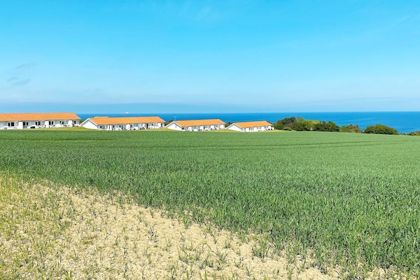 Licht vakantiehuis met zeezicht en zwembad bij Allinge, op 750m van strand - thumbnail 1