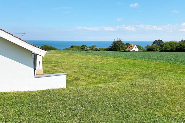Licht vakantiehuis met zeezicht en zwembad bij Allinge, op 750m van strand - thumbnail 2