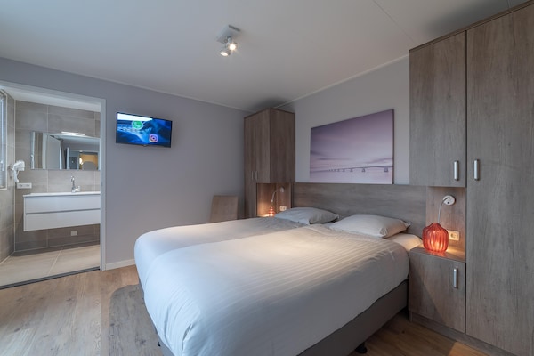 Luxe vrijstaand vakantiehuis met sauna, 100m van zee in Colijnsplaat - thumbnail 5