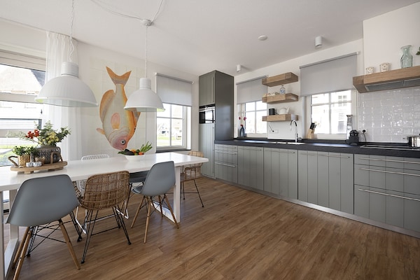 Luxe villa aan het Tjeukemeer met steiger en huisdierenvriendelijke omgeving - thumbnail 4