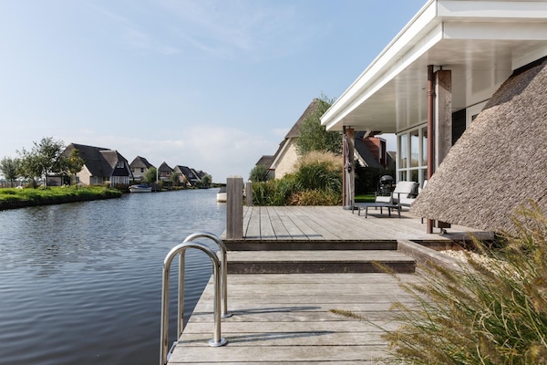 Luxe villa aan het Tjeukemeer met steiger en huisdierenvriendelijke omgeving - thumbnail 2