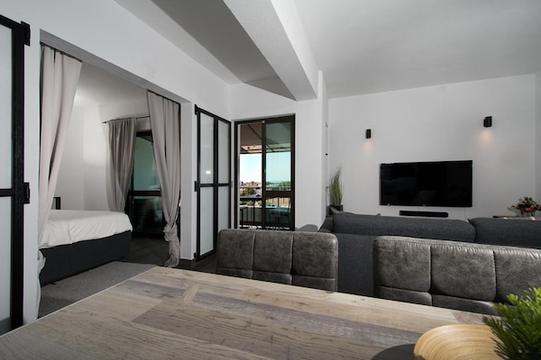 Op 1,0 km van zee: Modern appartement voor 2 personen in Lagos - thumbnail 2