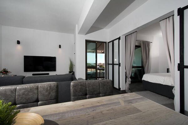 Op 1,0 km van zee: Modern appartement voor 2 personen in Lagos - thumbnail 3