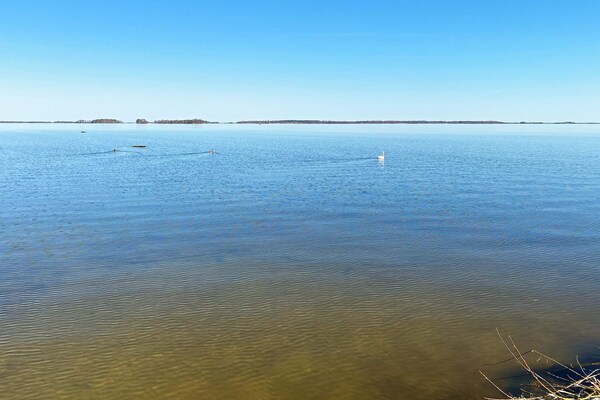 Vrijstaand vakantiehuis direct aan het Hjälmaren meer met privé roeiboot - thumbnail 3