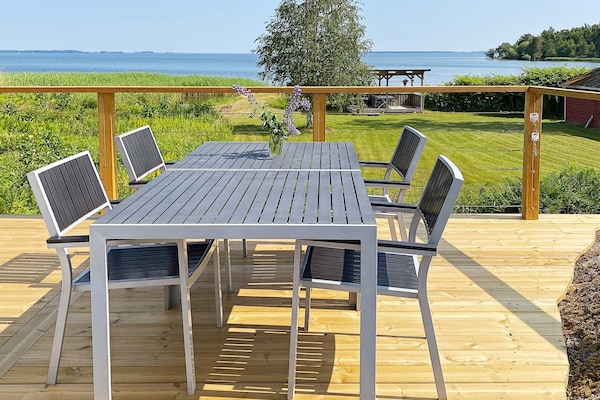 Vrijstaand vakantiehuis direct aan het Hjälmaren meer met privé roeiboot - thumbnail 1