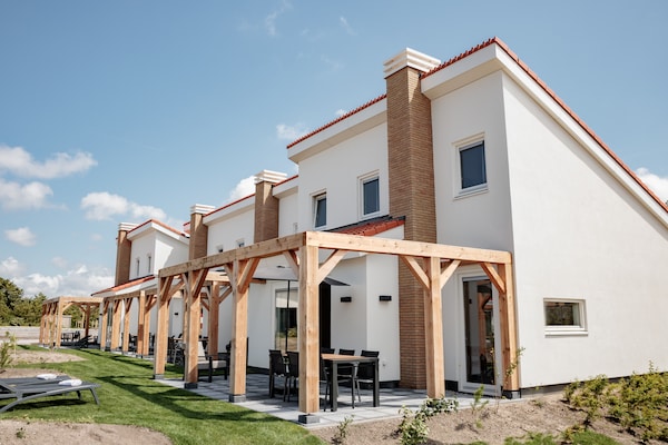 Modern vakantiehuis met 3 suites op autovrij Duinresort, 4,5 km van zee - thumbnail 1