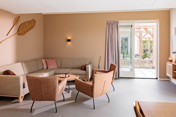 Modern vakantiehuis op autovrij Duinresort, 4,5 km van Noordzeestrand - thumbnail 2