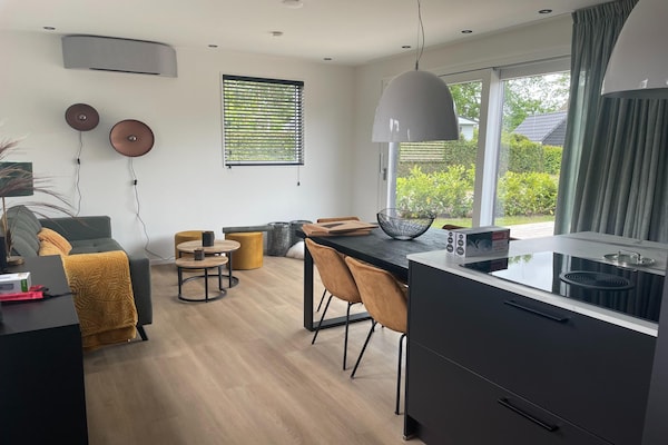 Modern chalet aan water met luxe vlonderterras in Friesland - thumbnail 6