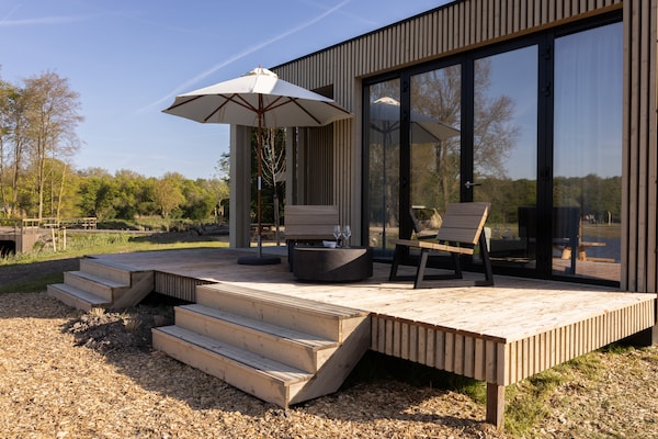 Luxe vakantiehuis met bubbelbad en sterrenhemel-slaapkamer aan het Veluwemeer - thumbnail 1