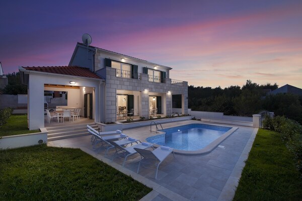 8-persoons villa aan zee in Milna met zwembad - thumbnail 2