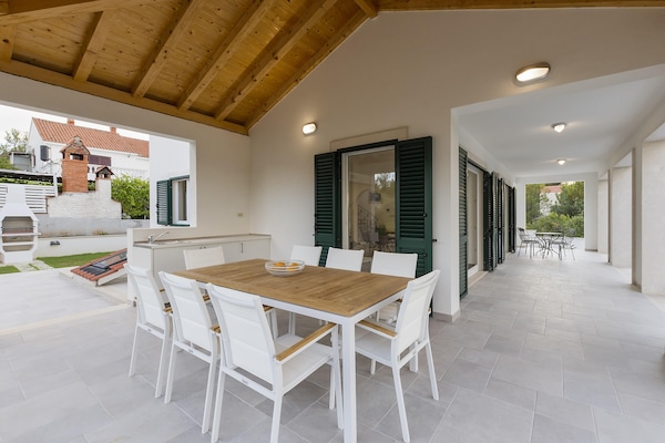 8-persoons villa aan zee in Milna met zwembad - thumbnail 3