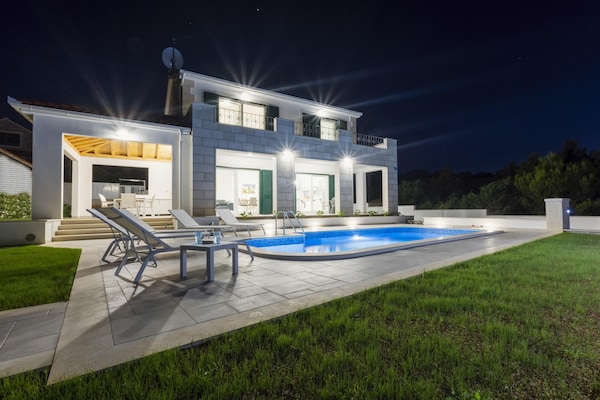 8-persoons villa aan zee in Milna met zwembad - thumbnail 4