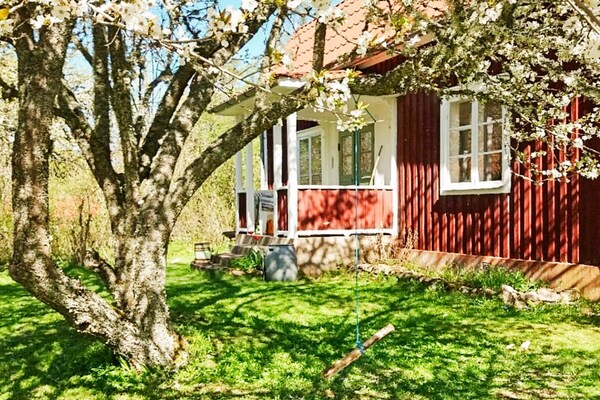 Vrijstaand vakantiehuis aan de golfbaan in de Smålandse bossen bij Gamleby - thumbnail 1