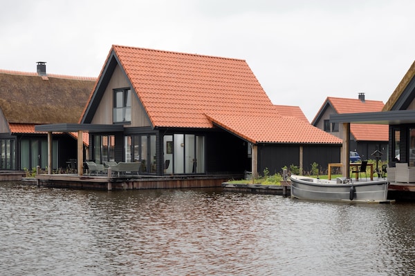 Luxe watervilla met steiger in Nationaal Park Weerribben-Wieden - thumbnail 1