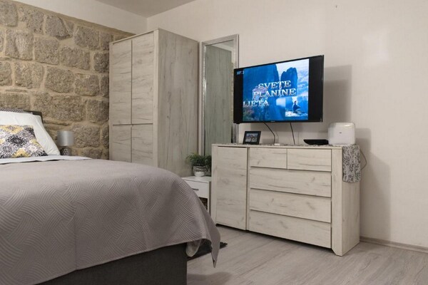 Gerenoveerd studio-appartement in historisch hart van Split met gedeelde tuin - thumbnail 2